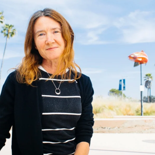 woman wearing a black shirt